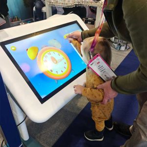 Mesa inteligente de juegos Android con superficie ajustable en altura y inclinable de 32" con pantalla táctil capacitiva