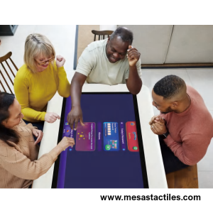 adultos jugando con una mesa interactiva