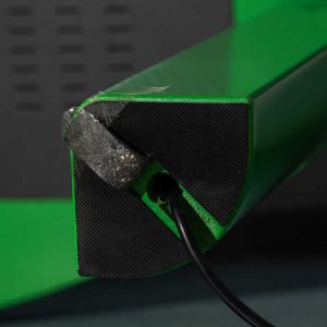 mesa interactiva con cable por la pata