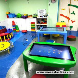 mesa interactiva con pantalla tactil de 32 pulgadas