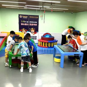 mesa interactiva con pantalla tactil de 32 pulgadas